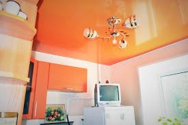 Натяжные потолки с насыщенными цветами и оттенками (красный, оранжевый)