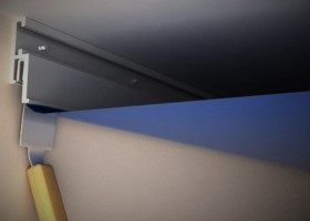 Как установить натяжной потолок клиновым способом?