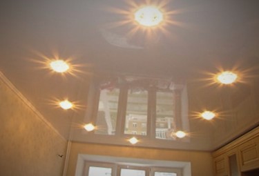 Комнатное освещение в условиях натяжного потолка